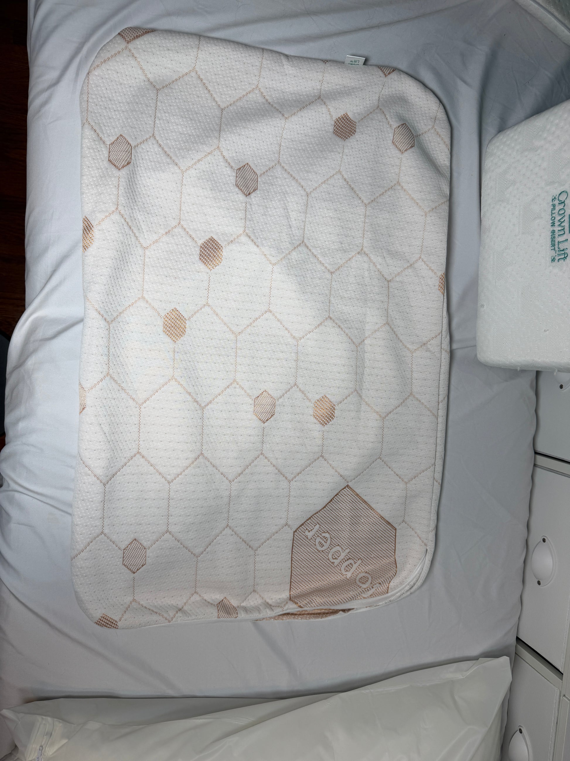 copper infused signature crown lift pocket pillowcase holds the insert snugly inside the interior pocket of pillowcase. Pillowcase is infused with copper for antimicrobial and discomfort reducing effects.