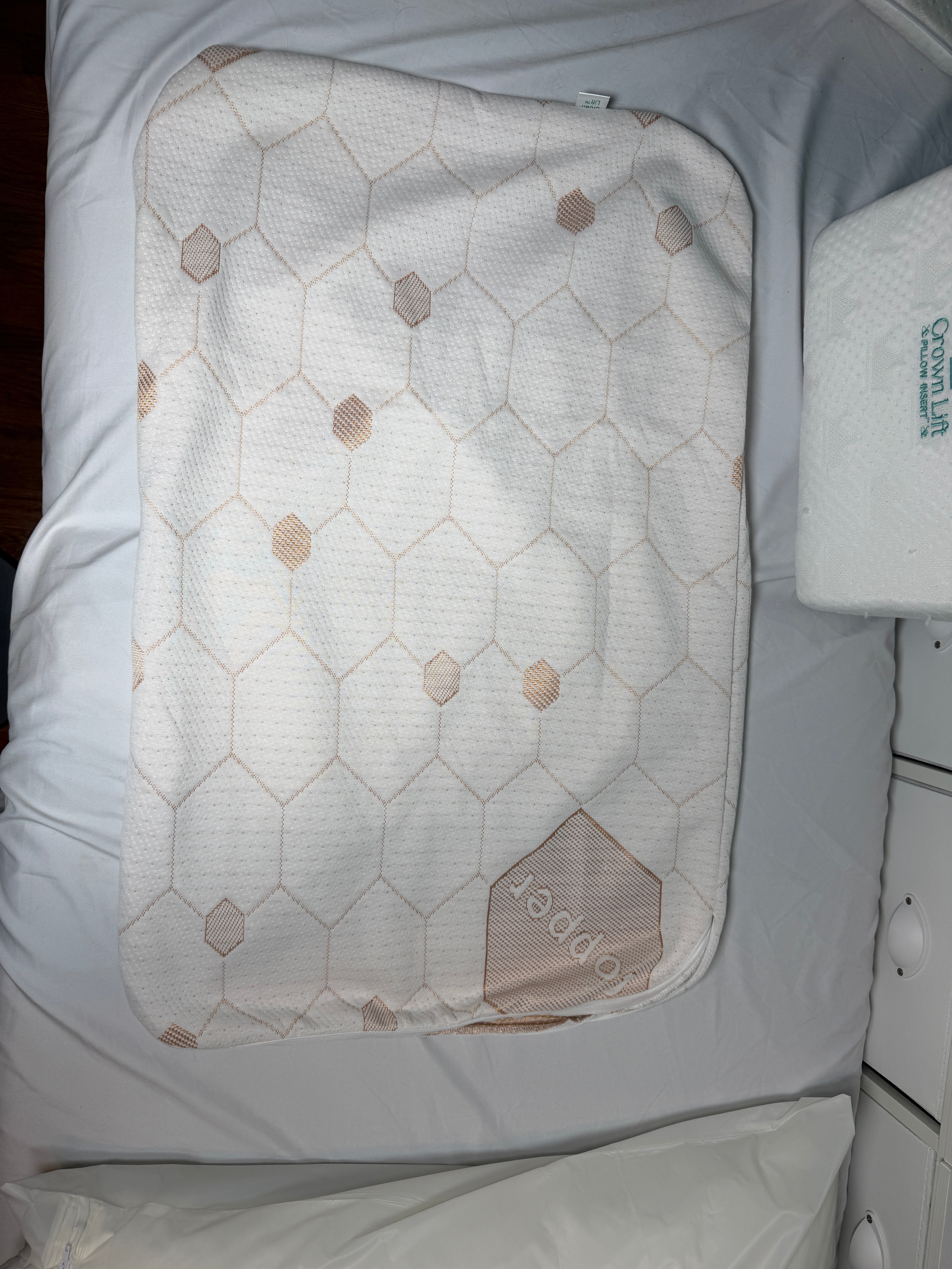 copper infused signature crown lift pocket pillowcase holds the insert snugly inside the interior pocket of pillowcase. Pillowcase is infused with copper for antimicrobial and discomfort reducing effects.